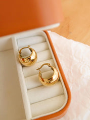 Amélie Round Huggie Earring