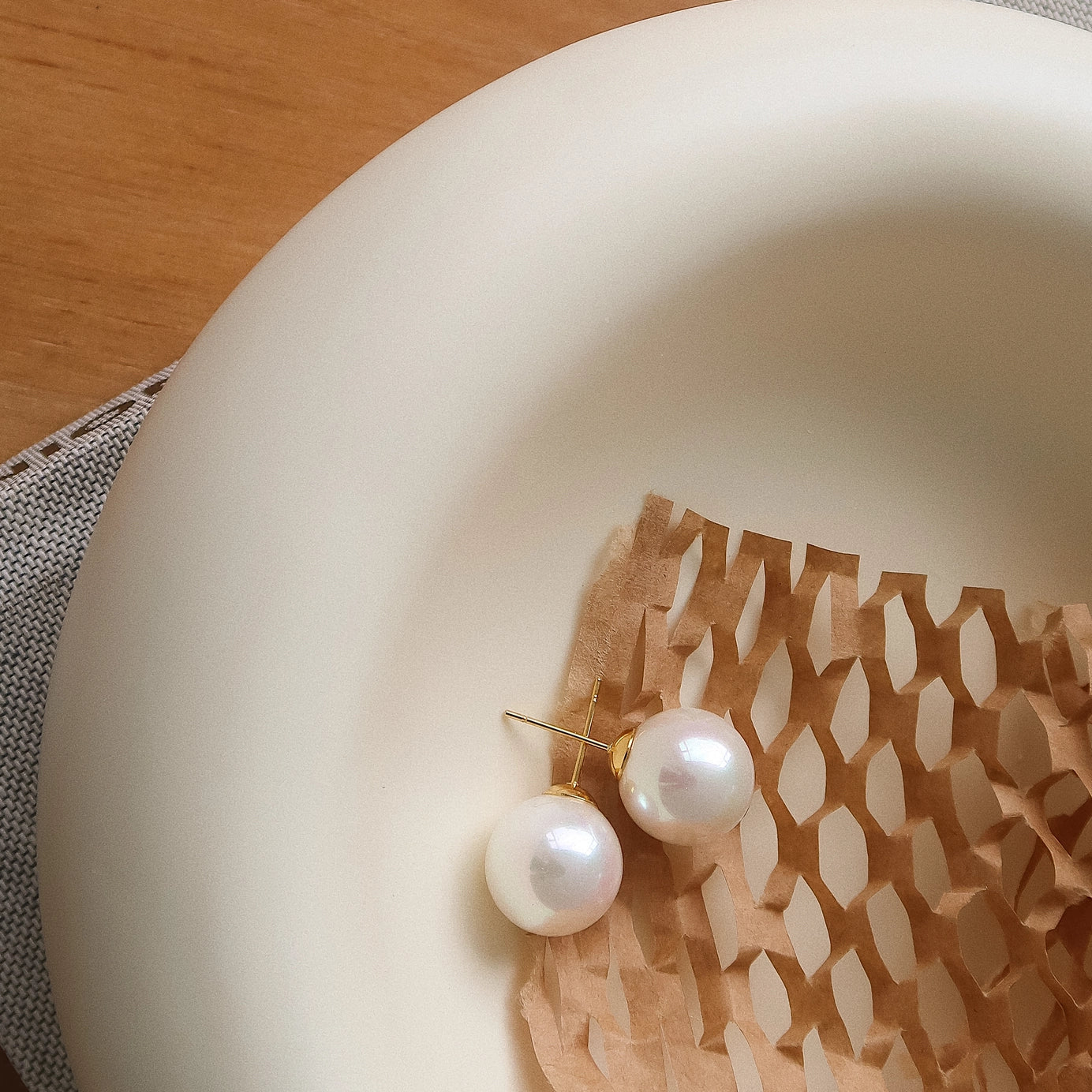 amrae_pearl_stud_3.webp