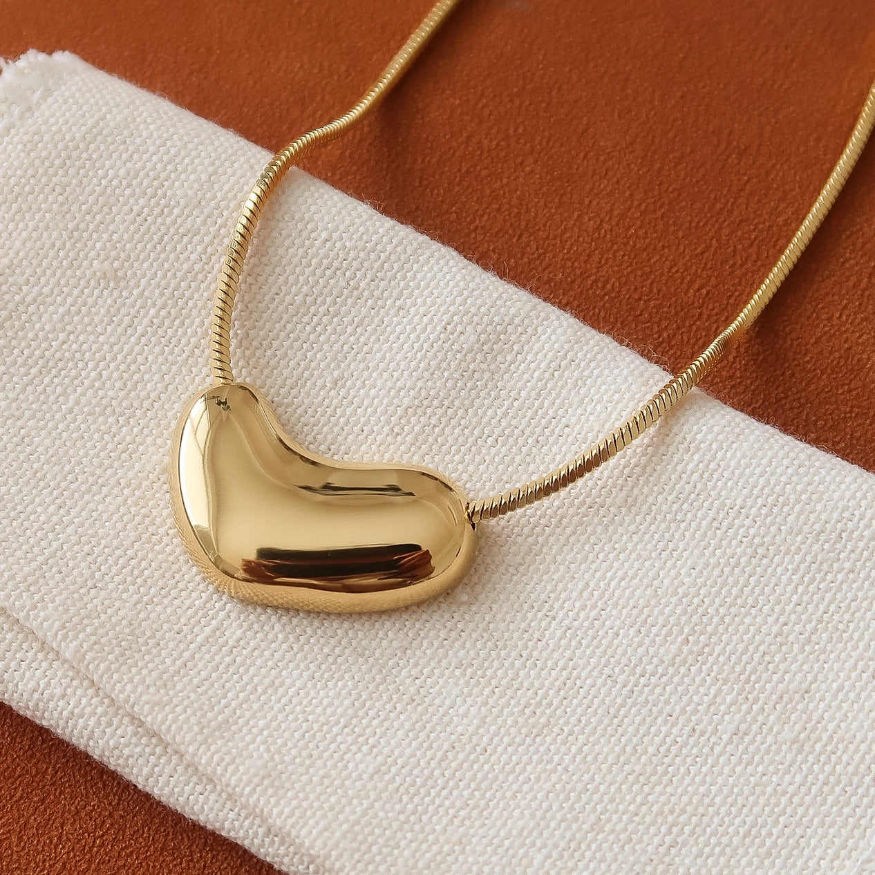 louis_heart_necklace_3.webp