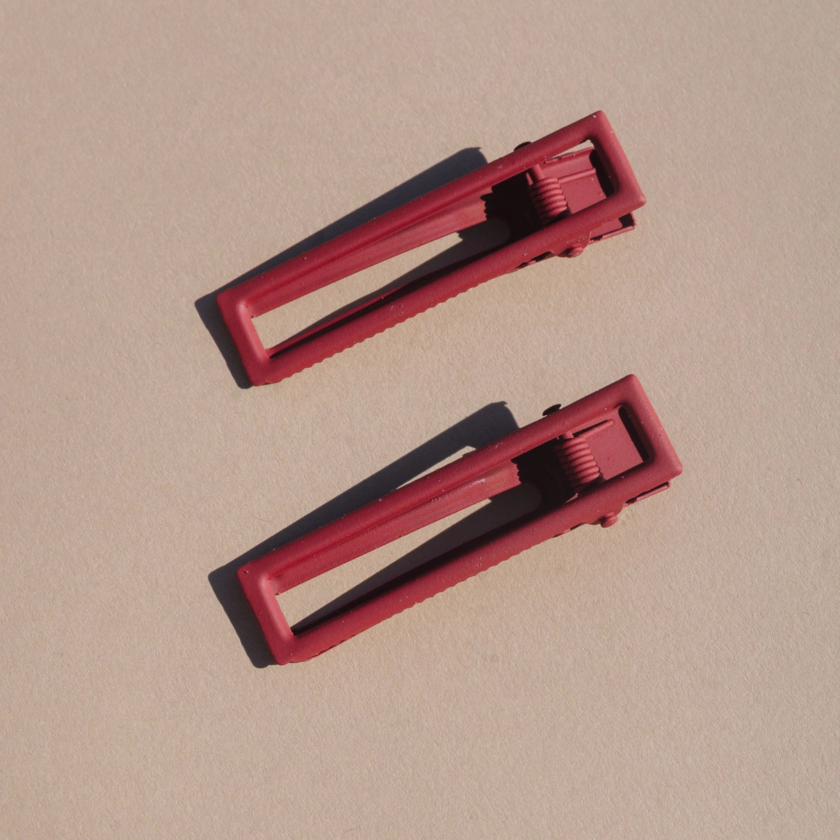 lulu_alligator_hair_clips_cherry.webp