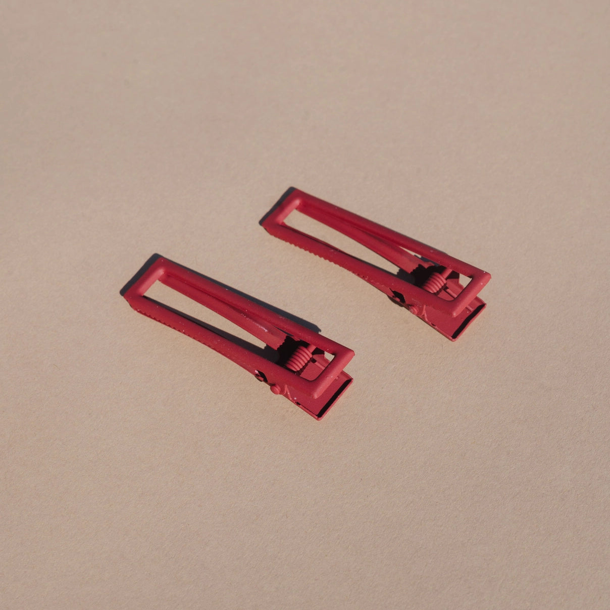 lulu_alligator_hair_clips_cherry_3.webp