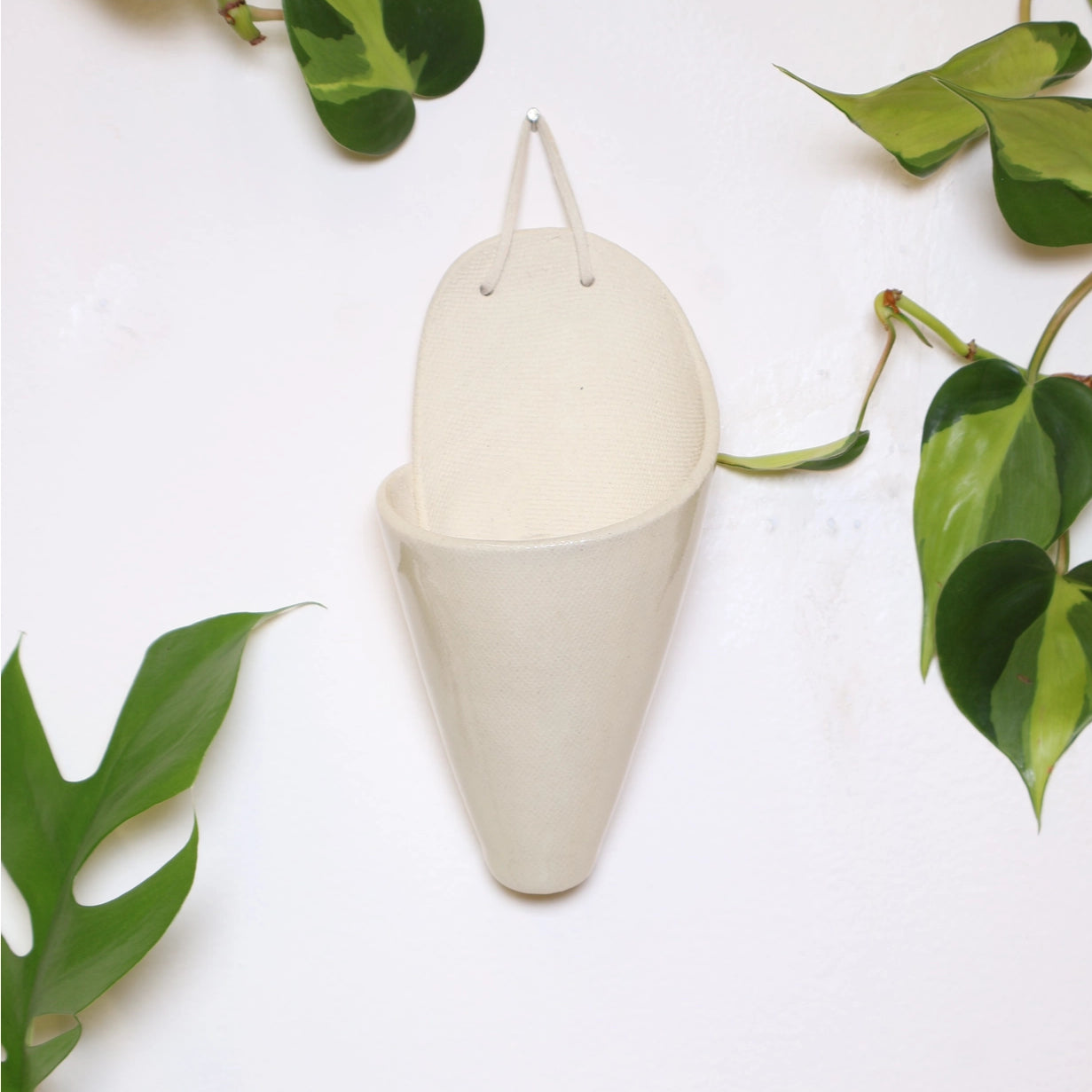 medium_ceramic_cone_ivory_2.webp